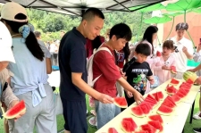 家人们谁懂呀!新乡南太行也太宠游客了,西瓜、雪糕、矿泉水免费送