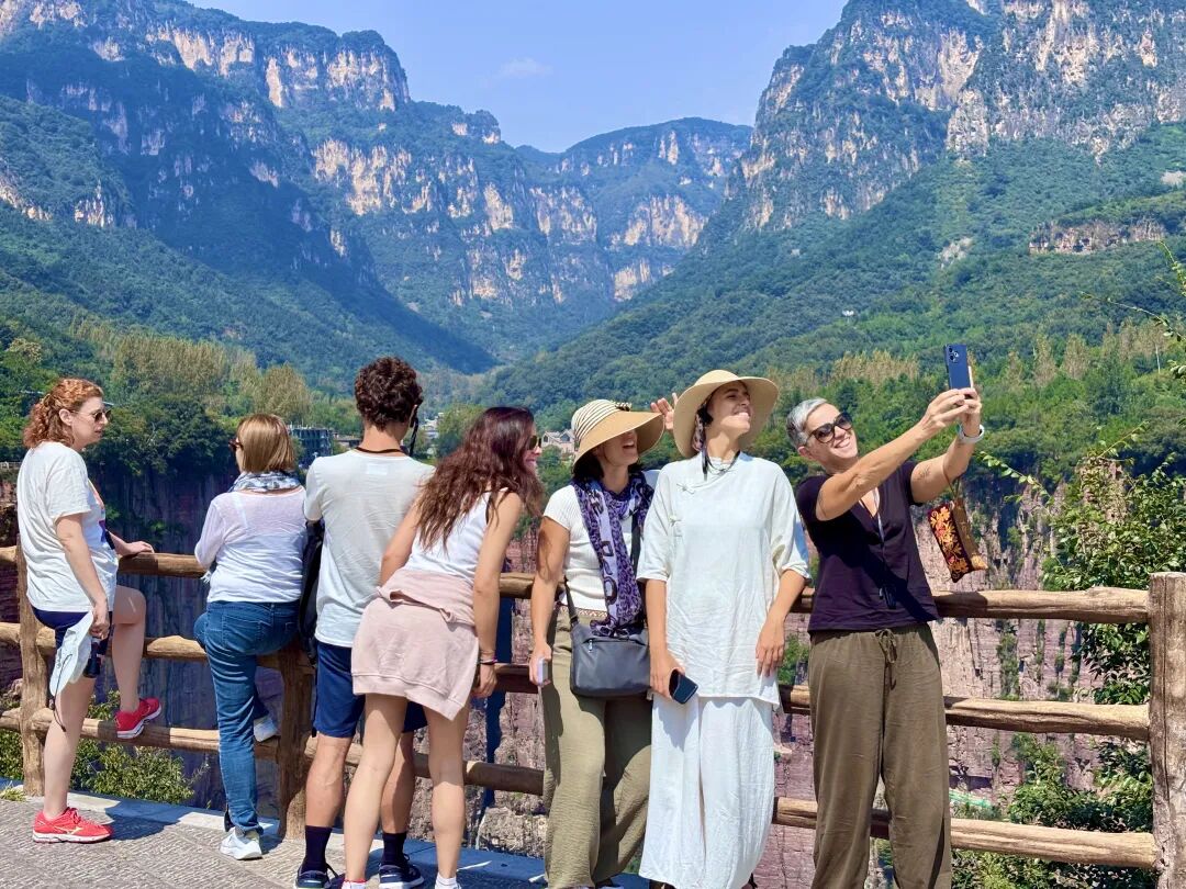 新乡南太行入境游再拓新版图| 新乡南太行万仙山景区首迎欧洲团! 新乡南太行入境游再拓新版图| 新乡南太行万仙山景区首迎欧洲团!