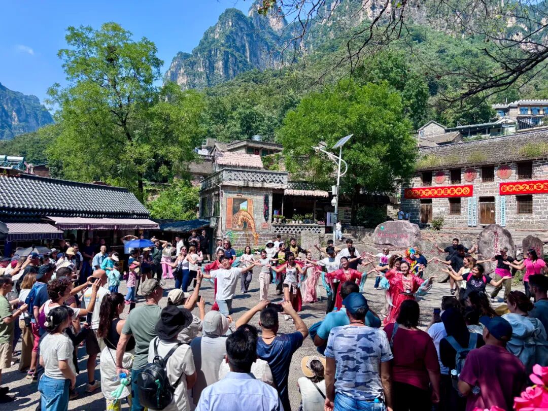 新乡南太行入境游再拓新版图| 新乡南太行万仙山景区首迎欧洲团! 新乡南太行入境游再拓新版图| 新乡南太行万仙山景区首迎欧洲团!