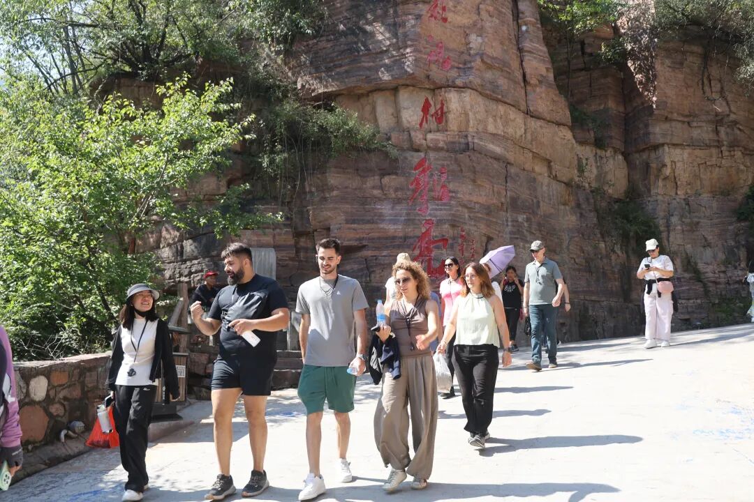 新乡南太行入境游再拓新版图| 新乡南太行万仙山景区首迎欧洲团! 新乡南太行入境游再拓新版图| 新乡南太行万仙山景区首迎欧洲团!