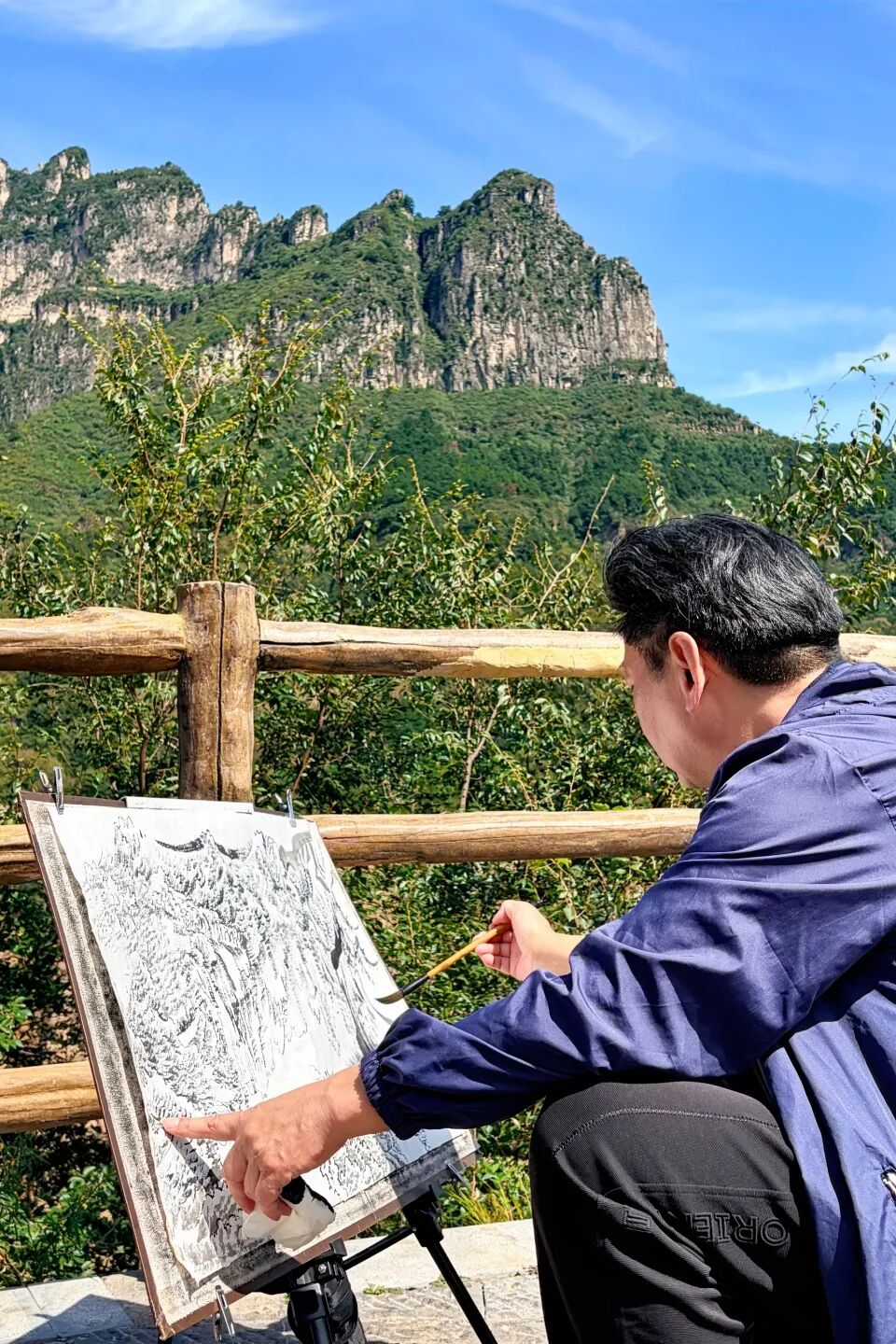 崖壁生笔墨!中国水墨画院名家齐聚郭亮村,在太行山水间落笔山河 崖壁生笔墨!中国水墨画院名家齐聚郭亮村,在太行山水间落笔山河