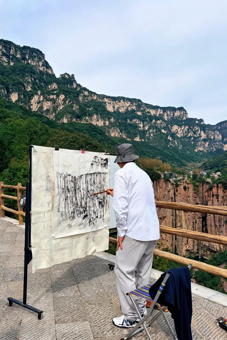 崖壁生笔墨!中国水墨画院名家齐聚郭亮村,在太行山水间落笔山河 崖壁生笔墨!中国水墨画院名家齐聚郭亮村,在太行山水间落笔山河