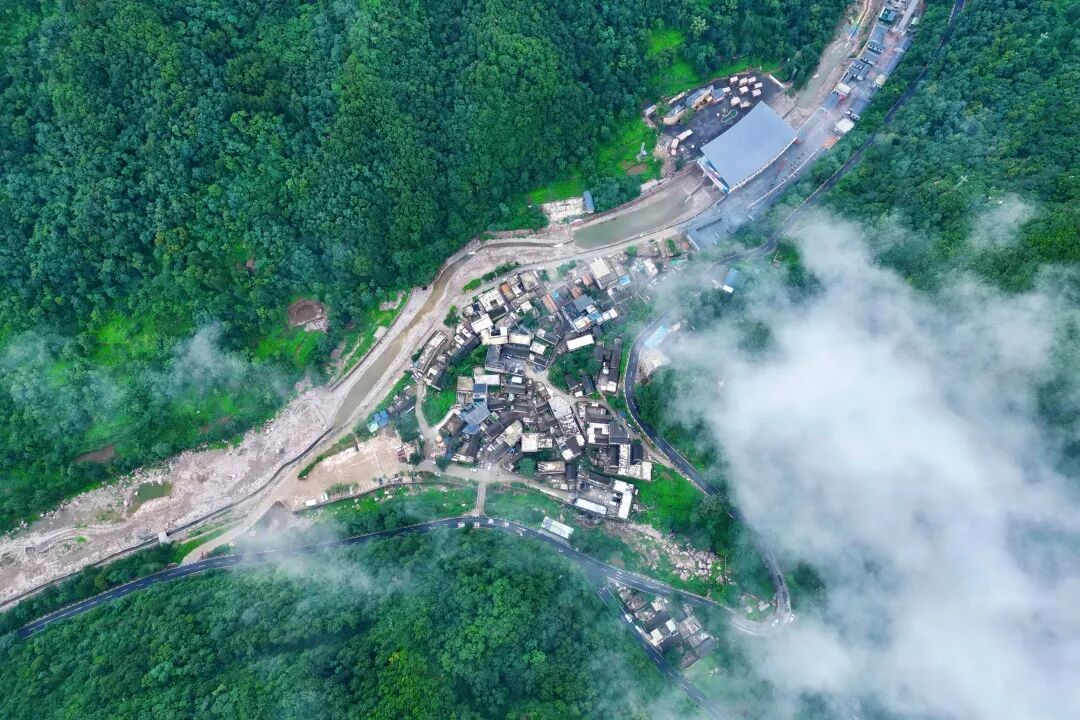 崖壁生笔墨!中国水墨画院名家齐聚郭亮村,在太行山水间落笔山河 崖壁生笔墨!中国水墨画院名家齐聚郭亮村,在太行山水间落笔山河
