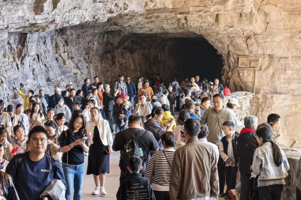 国庆第三天,新乡南太行“人从众”模式已开启!现场太燃了! 国庆第三天,新乡南太行“人从众”模式已开启!现场太燃了!