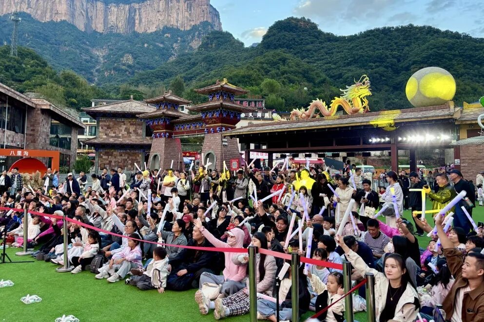 国庆第三天,新乡南太行“人从众”模式已开启!现场太燃了! 国庆第三天,新乡南太行“人从众”模式已开启!现场太燃了!