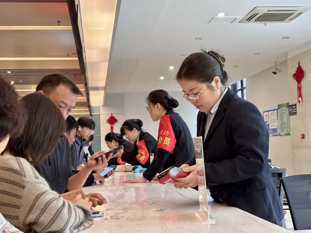 多“色”坚守,守护每一场奔赴山河的相遇! 多“色”坚守,守护每一场奔赴山河的相遇!